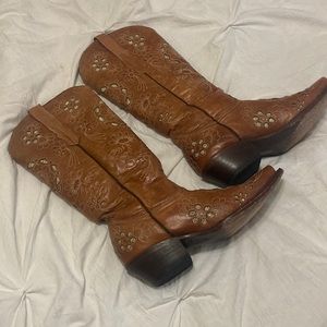 Women’s cowboy boots!